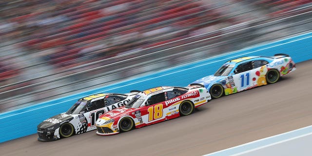Kyle Busch, pengemudi #10 LA Golf Chevrolet, Sammy Smith, pengemudi #18 Pilot Flying J Toyota, dan Daniel Hemric, pengemudi #11 Cirkul Chevrolet, berlomba selama NASCAR Xfinity Series United Rentals 200 di Phoenix Raceway di 11 Maret 2023 di Avondale, Arizona.
