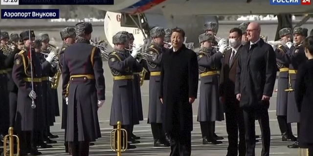 Putin está destrozando a Occidente en un esfuerzo por sofocar a Rusia y "desarrollar" a China, mientras que Xi busca a Moscú. 4 El presidente chino, Xi Jinping, es visto el lunes 20 de marzo durante una ceremonia oficial de bienvenida en el aeropuerto estatal Vnukovo-2 en las afueras de Moscú, Rusia. Xi tiene previsto reunirse con el presidente ruso, Vladimir Putin, a partir de hoy.