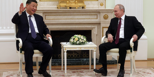 Çin Devlet Başkanı Xi Jinping, Pazartesi günü Rusya Devlet Başkanı Vladimir Putin ile Moskova'da yaptığı görüşmede el kol hareketi yaptı.