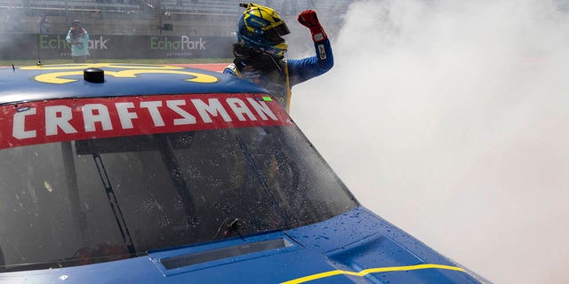 Zane Smith celebra su victoria en la carrera de autos de la Serie de Camionetas de NASCAR en el Circuito de las Américas, el sábado 25 de marzo de 2023, en Austin.