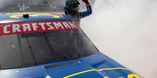 Zane Smith celebra su victoria en la carrera de autos de la Serie de Camionetas de NASCAR en el Circuito de las Américas, el sábado 25 de marzo de 2023, en Austin.