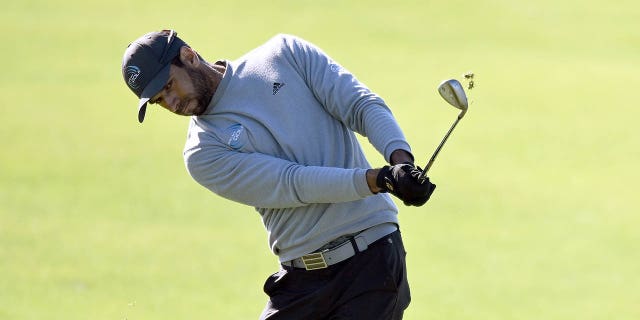 Aaron Rai de Inglaterra juega su tiro en el cuarto green del South Course durante la segunda ronda del Farmers Insurance Open en el campo de golf Torrey Pines el 26 de enero de 2023 en La Jolla, California. 