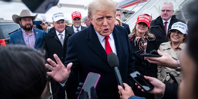L'ancien président Donald Trump s'entretient avec des journalistes alors qu'il atterrit à l'aéroport international de Quad City en route vers l'Iowa le lundi 13 mars 2023 à Moline, IL.