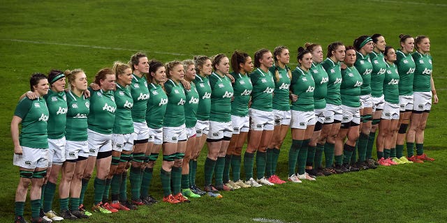 El equipo irlandés mira antes del partido de rugby femenino entre Francia e Irlanda en el estadio Ernest Wallon en Toulouse, en el sur de Francia, el 3 de febrero de 2018. 