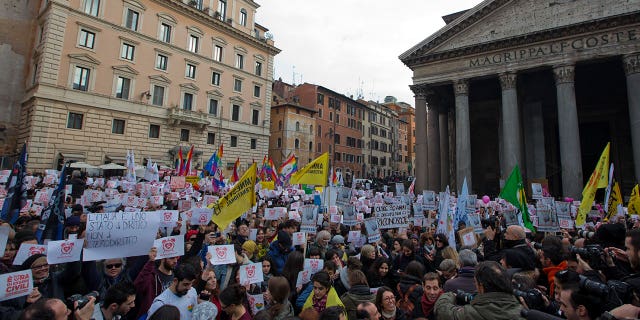 El gobierno italiano limita el reconocimiento de la patria potestad únicamente a los padres biológicos 4 Activistas se manifiestan por los derechos de las parejas del mismo sexo en Roma el 23 de enero de 2016. El gobierno italiano limitó los derechos de los padres a las parejas del mismo sexo en una medida que los activistas por los derechos de los homosexuales denunciaron como homofóbica.
