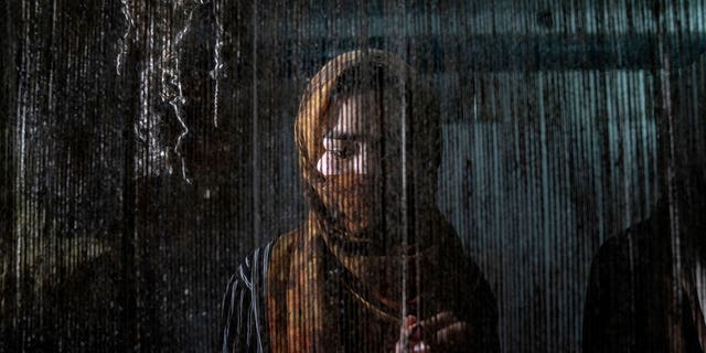 Una mujer afgana teje una alfombra en una fábrica de alfombras tradicionales en Kabul, Afganistán, el 6 de marzo de 2023. Después de que los talibanes llegaron al poder en Afganistán, a las mujeres se les negaron muchos derechos básicos. 