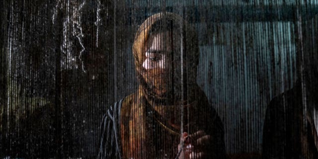 Naciones Unidas dice que Afganistán es el país más represivo del mundo para las mujeres 4 Una mujer afgana teje una alfombra en una fábrica de alfombras tradicionales en Kabul, Afganistán, el 6 de marzo de 2023. Después de que los talibanes llegaron al poder en Afganistán, a las mujeres se les negaron muchos derechos básicos.