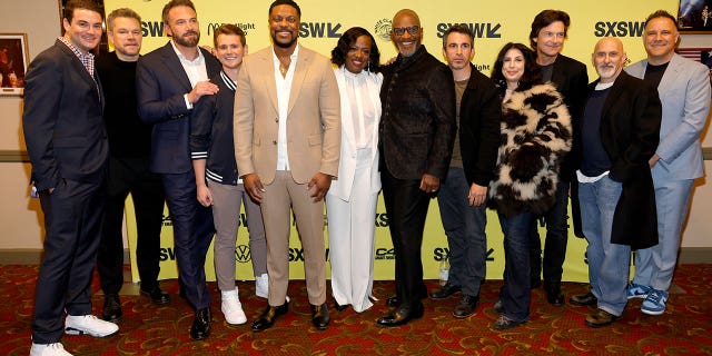 Jordan Moldo, Matt Damon, Ben Affleck, Alex Convery, Chris Tucker, Viola Davis, Julius Tennon, Chris Messina, Jason Bateman, Sue Kroll, Jeff Robinov, Jon Weinbach asisten a la "AIRE" estreno mundial durante la Conferencia y Festivales SXSW 2023 en The Paramount Theatre el 18 de marzo de 2023 en Austin, Texas.