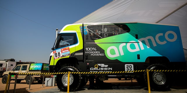 Le camion de course à hydrogène Saudi Aramco H2, développé par Gaussin, exposé lors du rallye Dakar à Riyad, en Arabie saoudite, le samedi 8 janvier 2022. Le producteur de pétrole contrôlé par l'État Saudi Aramco a parrainé le premier camion à hydrogène à concourir au Rallye Dakar, qui se déroule en Arabie saoudite du 2 au 14 janvier.