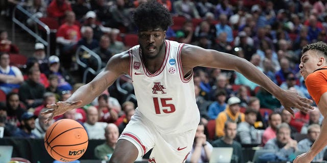 Makhi Mitchell de Arkansas supera a Coleman Hawkins de Illinois durante la segunda mitad de un partido de baloncesto universitario de primera ronda en el Torneo de la NCAA el jueves 16 de marzo de 2023 en Des Moines, Iowa.