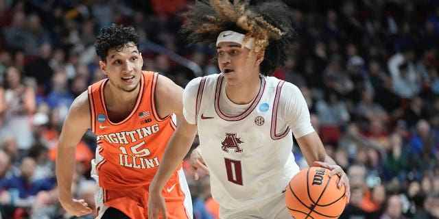 Anthony Black de Arkansas conduce por RJ Melendez de Illinois durante la segunda mitad de un juego de baloncesto universitario de primera ronda en el Torneo de la NCAA el jueves 16 de marzo de 2023 en Des Moines, Iowa. 