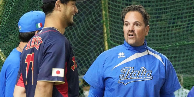 Umgadli weqembu lase-Japan u-Yu Darvish, omaphakathi, kanye nomphathi weqembu lase-Italy uMike Piazza bayaxoxa ngesikhathi sokuzilolonga e-Tokyo Dome ngoMashi 15, 2023. Imikhuba yekhofi yase-Italy yenze kwaba sobala iqembu lezwe le-baseball ku-World Baseball Classic.