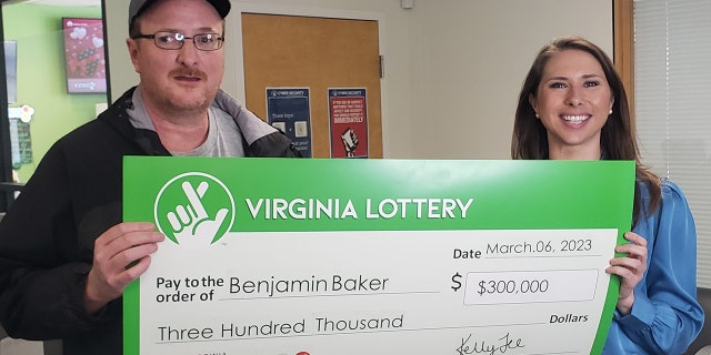 Mann aus Virginia gewinnt Powerball mit 2 Tickets in derselben Ziehung 2 Benjamin Baker aus Covington, Virginia, gewann Anfang dieses Monats 300.000 $, nachdem er vier Zahlen plus die Powerball-Zahl auf zwei Tickets in derselben Ziehung richtig getippt hatte. Baker, links, ist mit Kelly T. Gee, Executive Director der Virginia Lottery, abgebildet.