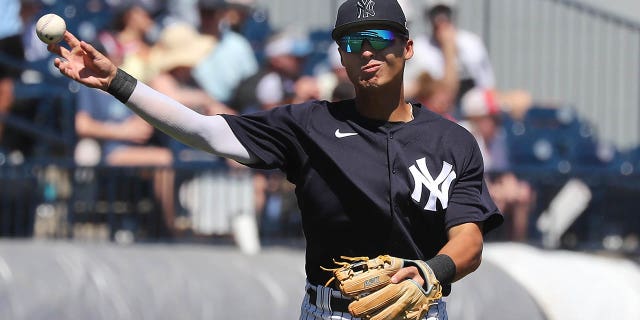 El jardinero de los New York Yankees Anthony Volpe (77) lanza el balón a la primera base durante el juego de entrenamiento de primavera entre los Minnesota Twins y los New York Yankees el 24 de marzo de 2023 en el George M. Steinbrenner Field en Tampa, Florida.