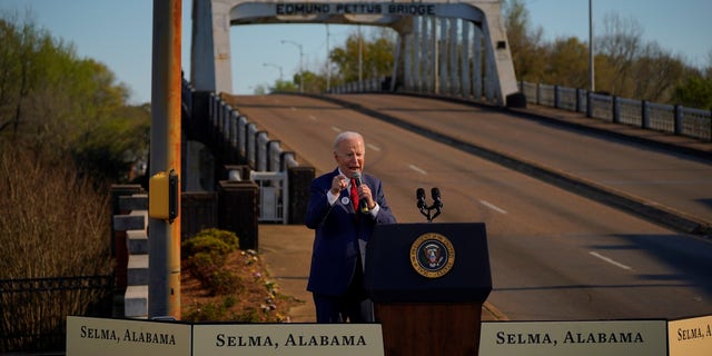 Upaya terbaru Biden untuk memperkuat dukungan dari pemilih kulit hitam menandai peringatan 58 tahun "Minggu berdarah," ketika pasukan negara kulit putih menyerang demonstran hak suara di Jembatan Edmund Pettus.