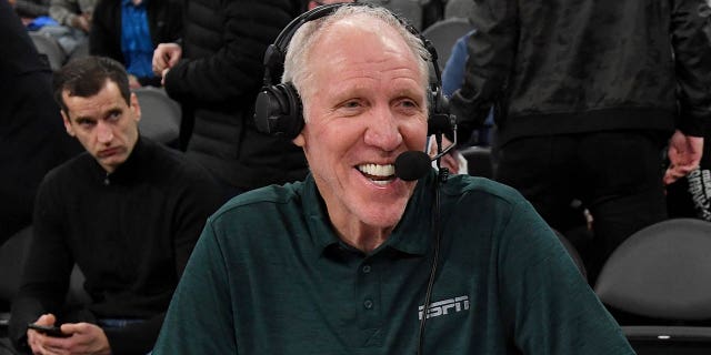 Penyiar olahraga dan mantan pemain NBA Bill Walton sebelum pertandingan antara Kentucky Wildcats dan Utah Utes 18 Desember 2019, di Las Vegas.