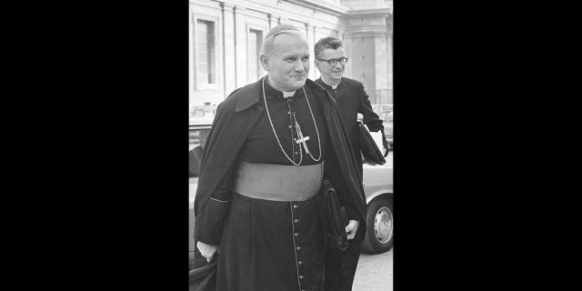 Un informe polaco afirmó que San Juan Pablo II sabía que los sacerdotes bajo su autoridad abusaban sexualmente de niños. 4 El cardenal Karol Wojtyla, arzobispo de Cracovia, Polonia, llega al Sínodo Universal de los Obispos en el Vaticano el 22 de octubre de 1971. Wojtyla supuestamente sabía sobre el abuso sexual de un niño por parte de un sacerdote en la década de 1970.