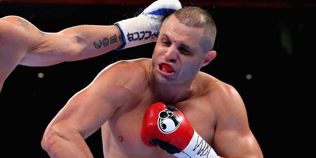 Tony Bellew de Inglaterra le da un puñetazo de izquierda a BJ Flores de los Estados Unidos durante el partido de boxeo por el campeonato de peso crucero WBC en el Echo Arena el 15 de octubre de 2016 en Liverpool, Inglaterra.  