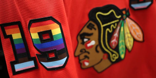Los colores del arco iris se muestran en Jonathan Toews # 19 de la camiseta de calentamiento de la Noche del Orgullo de los Chicago Blackhawks antes del partido contra Los Angeles Kings en el United Center el 12 de abril de 2022 en Chicago, Illinois.