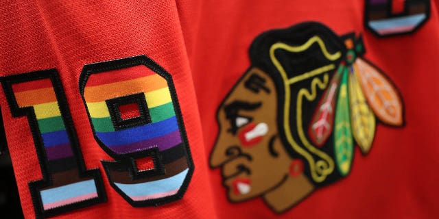 Los colores del arco iris se muestran en Jonathan Toews # 19 de la camiseta de calentamiento de la Noche del Orgullo de los Chicago Blackhawks antes del partido contra Los Angeles Kings en el United Center el 12 de abril de 2022 en Chicago, Illinois.