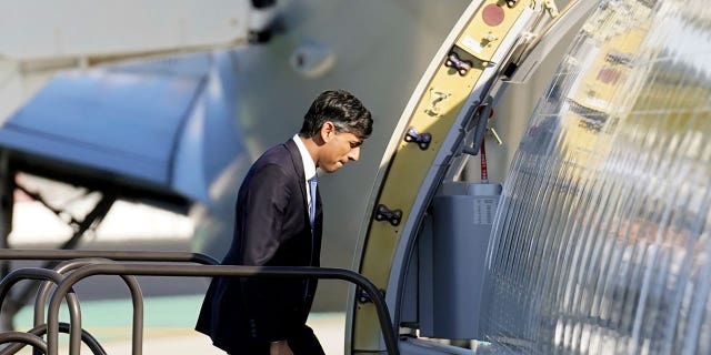 El primer ministro del Reino Unido está bajo fuego por dejar que su perro deambule libremente en el jardín a pesar de las reglas de la correa. 4 El primer ministro británico Rishi Sunak sube las escaleras de su avión en el Aeropuerto Internacional de San Diego el 13 de marzo de 2023.