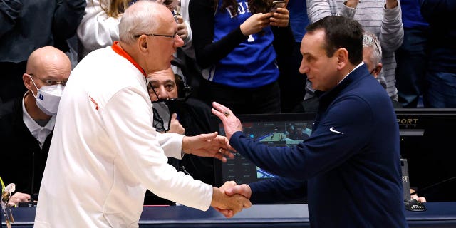 El entrenador en jefe Jim Boeheim, a la izquierda, de Syracuse Orange habla con el entrenador en jefe Mike Krzyzewski de los Duke Blue Devils después de un partido en el Cameron Indoor Stadium el 22 de enero de 2022 en Durham, Carolina del Norte.