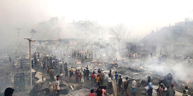 Pengungsi Rohingya mencari barang-barang mereka setelah kebakaran besar terjadi di kamp Balukhali di Bangladesh, pada 5 Maret 2023. 