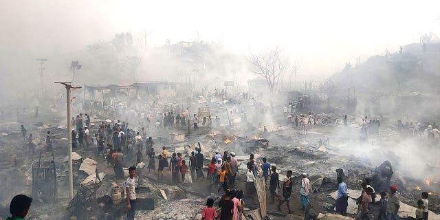 Un incendio en un campo de refugiados en Bangladesh deja a miles de musulmanes de Myanmar sin hogar 4 Refugiados rohingya buscan sus pertenencias después de que estalló un gran incendio en el campamento de Balukhali en Bangladesh, el 5 de marzo de 2023.