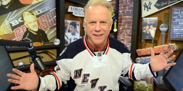 Boomer Esiason con una camiseta de los New York Rangers durante su programa de radio en el estudio WFAN en la ciudad de Nueva York.