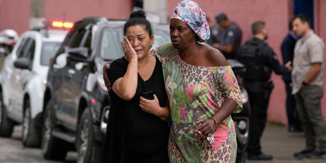 Un maestro brasileño de 71 años fue asesinado a puñaladas por un estudiante, y otros 5 resultaron heridos 4 Consuelo de una mujer brasileña tras enterarse que su hija resultó herida en un ataque con arma blanca.