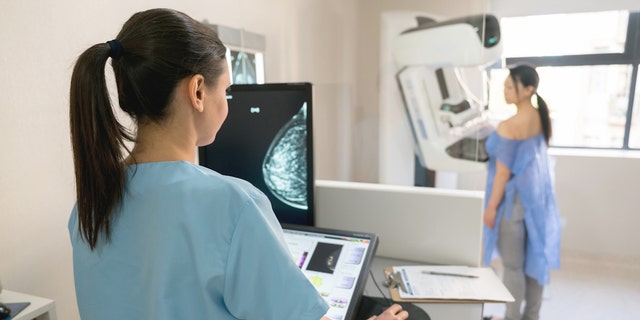 Satuan Tugas Layanan Pencegahan AS merekomendasikan agar wanita berusia 50 tahun atau lebih harus menjalani mammogram dua tahun sekali.  Bagi mereka yang memiliki riwayat keluarga dengan penyakit ini, rekomendasinya dimulai pada usia 40 tahun.