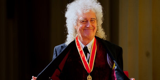 Sir Brian May pärast seda, kui kuningas Charles III määras ta Buckinghami palees toimunud ametisse nimetamise tseremoonia ajal rüütli bakalaureusekraadiks muusika ja heategevuse eest.