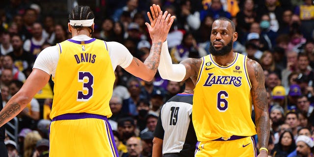 LeBron James (6) y Anthony Davis (3) de Los Angeles Lakers celebran durante un partido contra los Portland Trail Blazers el 30 de noviembre de 2022 en Crypto.Com Arena en Los Ángeles. 