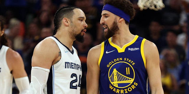 Dillon Brooks, No. 24 de los Memphis Grizzlies, y Klay Thompson, No. 11 de los Golden State Warriors, intercambian palabras durante el segundo cuarto del Juego 6 de las Semifinales de Conferencia de la NBA de 2022 en el Chase Center el 13 de mayo de 2022 en San Francisco, California.