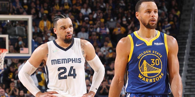 Dillon Brooks, No. 24 de los Memphis Grizzlies, y Stephen Curry, No. 30 de los Golden State Warriors, miran durante el Juego 6 de los Playoffs del Oeste de las Semifinales de la Conferencia de la NBA de 2022 el 13 de mayo de 2021 en el Chase Center en San Francisco, California .