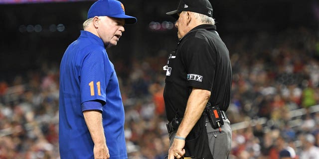 Le manager Buck Showalter des Mets de New York discute d'un appel avec l'arbitre Larry Vanover lors d'un match contre les Nationals de Washington au Nationals Park le 1er août 2022 à Washington, DC  