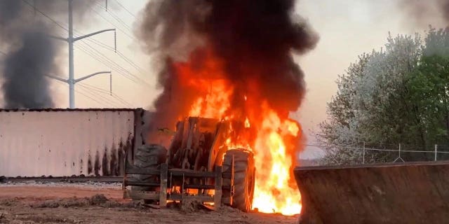 Sebuah buldoser terbakar pada hari Minggu di Fasilitas Pelatihan Keselamatan Publik Atlanta di masa depan.