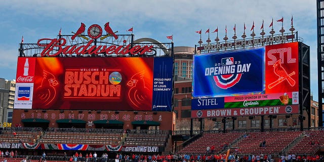 Una vista general del Busch Stadium antes de un partido entre los St. Louis Cardinals y los Toronto Blue Jays el día inaugural el 30 de marzo de 2023 en St Louis, Missouri.