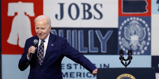 El presidente de los Estados Unidos, Joe Biden, habla sobre su presupuesto federal propuesto para el año fiscal 2020 durante un evento en el Finishing Trades Institute el 9 de marzo de 2023 en Filadelfia. 