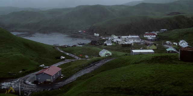 Le village aléoute d'Atka sur l'île d'Atka, situé à côté d'Adak, en Alaska, est vu en 1985.