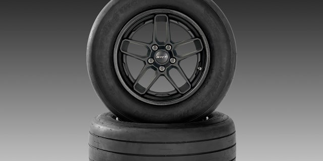 It is available with lightweight LacksEnterprises carbon fiber wheels and comes standard with street legal drag radial tires.