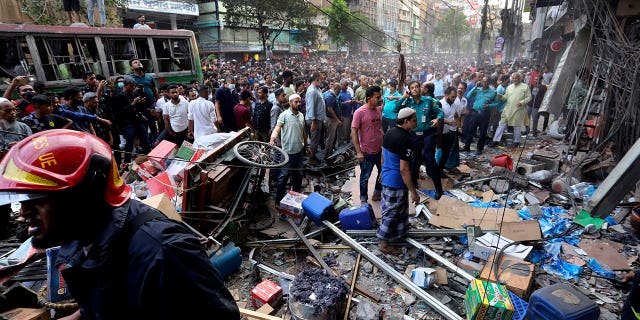 14 personas murieron y decenas resultaron heridas en la explosión de un edificio en Bangladesh 4 Los espectadores se reúnen fuera del sitio de una explosión, en Dhaka, Bangladesh, el 7 de marzo de 2023.