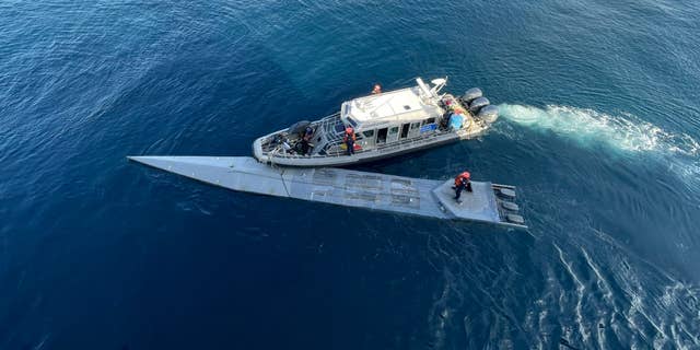 La Armada de Colombia encontró cerca de 3.000 libras de cocaína en un submarino en el Océano Pacífico el domingo. 