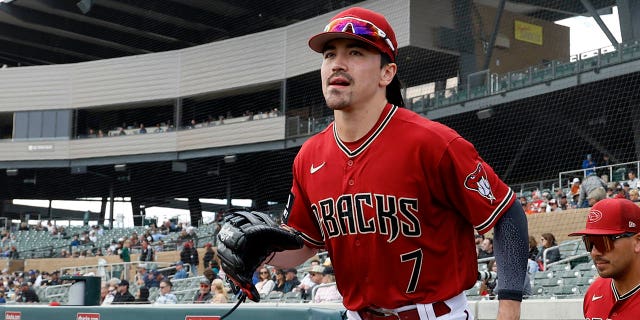 Corbin Carroll de los Diamondbacks de Arizona sale al campo en la primera entrada contra los Medias Blancas de Chicago en Salt River Fields en Talking Stick el 28 de febrero de 2023, en Scottsdale, Arizona. 