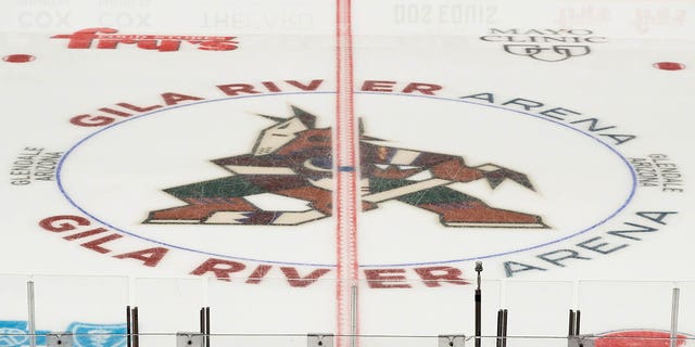 El logotipo de kachina de los Coyotes de Arizona en el centro del hielo antes de un partido contra los St. Louis Blues el 18 de octubre de 2021 en el Gila River Arena en Glendale, Arizona. 