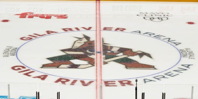 El logotipo de kachina de los Coyotes de Arizona en el centro del hielo antes de un partido contra los St. Louis Blues el 18 de octubre de 2021 en el Gila River Arena en Glendale, Arizona. 