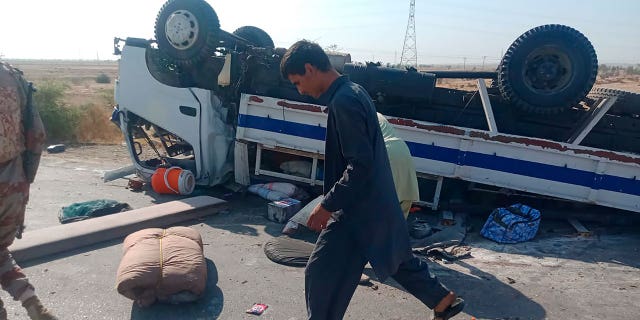 10 policías murieron en un atentado suicida en Pakistán y otros 12 resultaron heridos 4 Un soldado paramilitar y voluntarios se reúnen en el lugar de un atentado suicida en Sibi, Pakistán, el 6 de marzo de 2023.