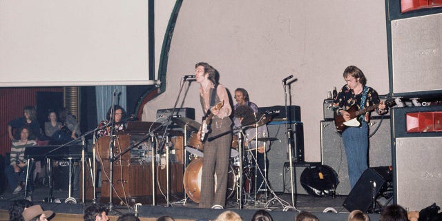Derek and the Dominos performing