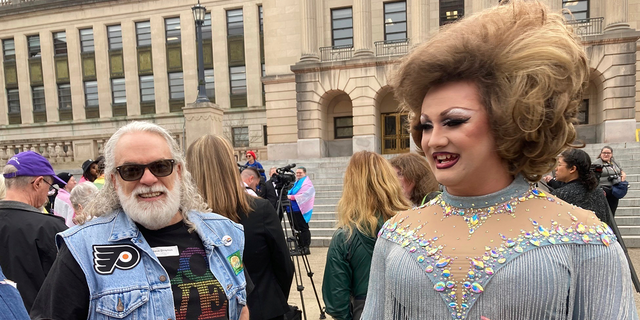 La artista de arrastre Polly Tex (derecha) asiste a un mitin en Frankfort, Kentucky.
