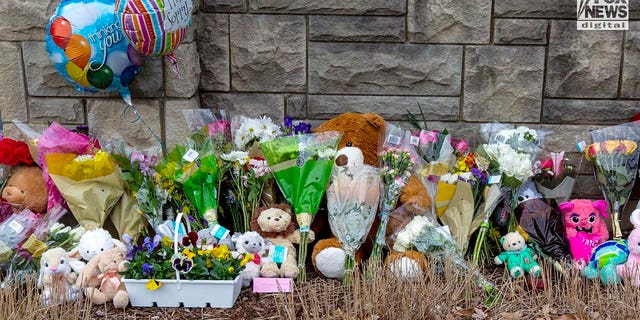Los monumentos a las seis víctimas que murieron en un tiroteo masivo se colocan fuera de The Covenant School en Nashville, Tennessee, el martes 28 de marzo de 2023. El lunes, tres adultos y tres niños fueron asesinados dentro de la escuela.